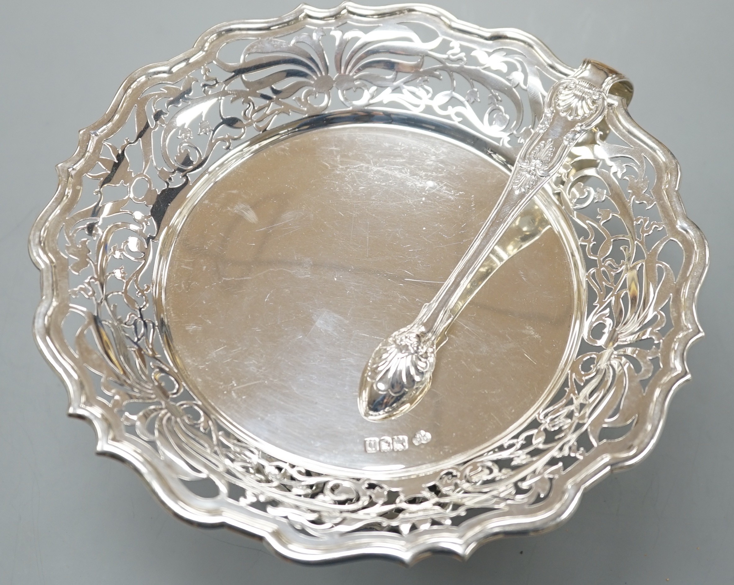 An Edwardian pierced silver tazza, by Goldsmiths & Silversmiths Co Ltd, London, 1908, 20.4cm and a pair of William IV silver Kings pattern sugar tongs, 15.5oz.